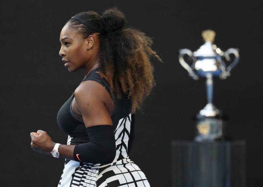 Serena esulta per un punto appena conquistato, dietro a lei l’ambito trofeo (Ap)